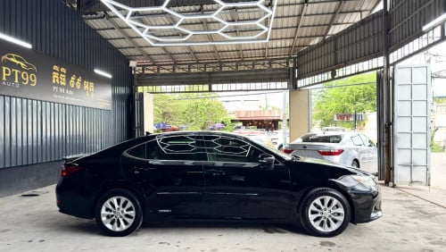 LEXUS ES300H Full Premium ឆ្នាំ 2013 ពណ៍ខ្មៅ ក្នុងលឿង