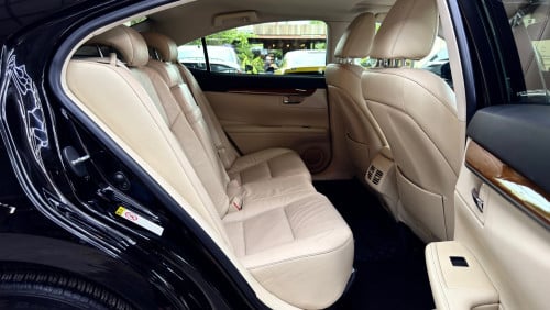 LEXUS ES300H Full Premium ឆ្នាំ 2013 ពណ៍ខ្មៅ ក្នុងលឿង