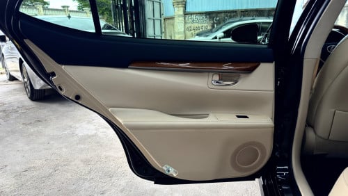 LEXUS ES300H Full Premium ឆ្នាំ 2013 ពណ៍ខ្មៅ ក្នុងលឿង