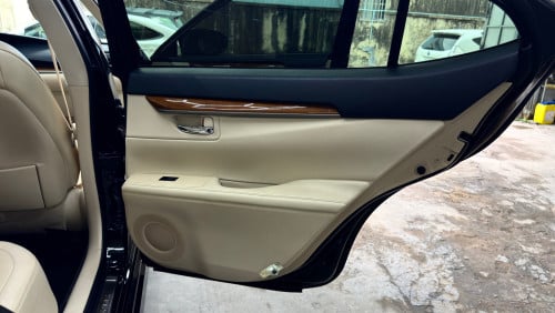 LEXUS ES300H Full Premium ឆ្នាំ 2013 ពណ៍ខ្មៅ ក្នុងលឿង