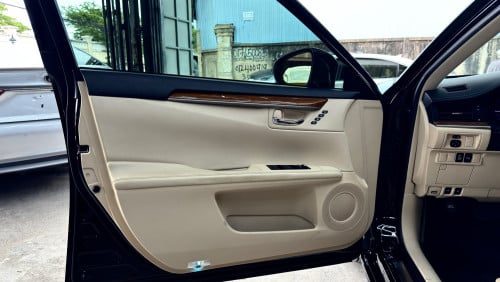 LEXUS ES300H Full Premium ឆ្នាំ 2013 ពណ៍ខ្មៅ ក្នុងលឿង
