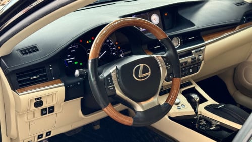 LEXUS ES300H Full Premium ឆ្នាំ 2013 ពណ៍ខ្មៅ ក្នុងលឿង