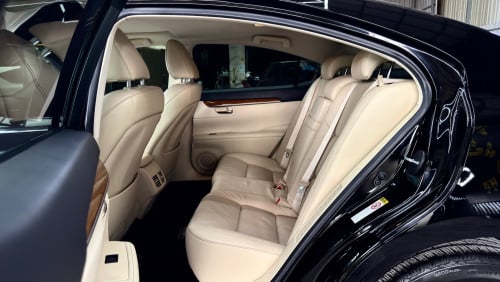LEXUS ES300H Full Premium ឆ្នាំ 2013 ពណ៍ខ្មៅ ក្នុងលឿង