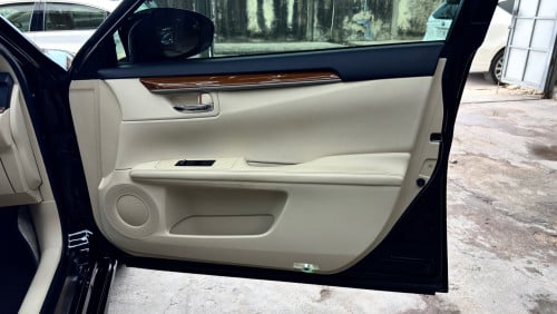LEXUS ES300H Full Premium ឆ្នាំ 2013 ពណ៍ខ្មៅ ក្នុងលឿង