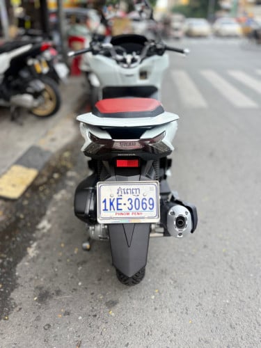 PCX 2023. 160cc. ក្រុមហ៊ុន​ ខ្ចីញិញម៉ងបងៗ017 8888 25. 070 6666 16