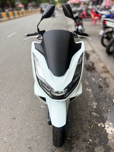 PCX 2023. 160cc. ក្រុមហ៊ុន​ ខ្ចីញិញម៉ងបងៗ017 8888 25. 070 6666 16