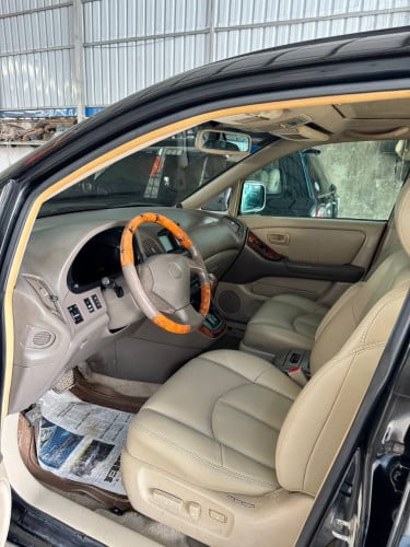 RX 300 ឆ្នាំ 1999 ឡានស្អាត គ្រឿងក្នុងថ្មី មិនបុកមិនប៉ះ មុខក្រោយស្អាត