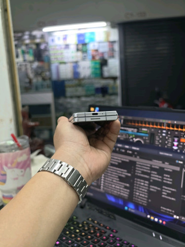 Samsung Galaxy Z Fold 5 Memory ធំណាស់ 1TB ម៉ាសុីនក្រុមហ៊ុន ស្អាត99% សុីម2