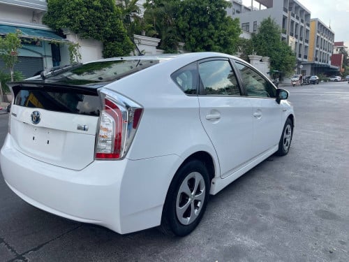 Today Prius ឆ្នាំផលិត 2014 ក្រដាស់ពន្ធឡានលក់