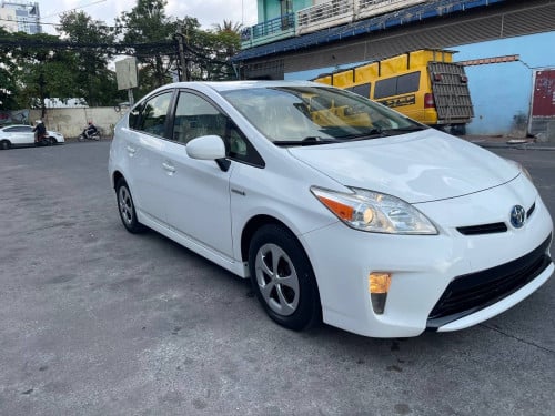 Today Prius ឆ្នាំផលិត 2014 ក្រដាស់ពន្ធឡានលក់