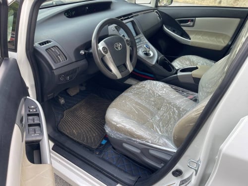 Today Prius ឆ្នាំផលិត 2014 ក្រដាស់ពន្ធឡានលក់
