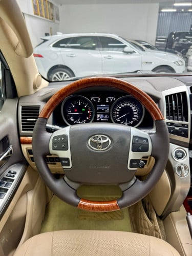 Toyota Land cruisers VIP V8