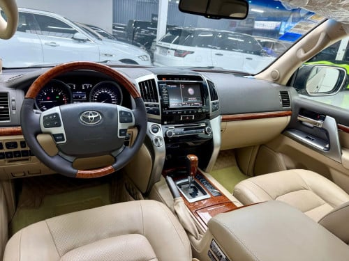 Toyota Land cruisers VIP V8