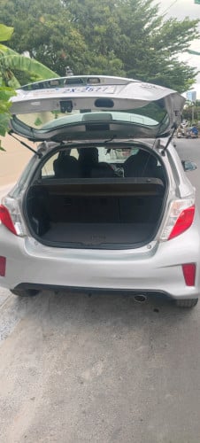 toyota yaris ឆ្នាំ 2012 ឆ្វេងហ្សីន