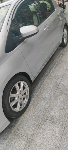 toyota yaris ឆ្នាំ 2012 ឆ្វេងហ្សីន