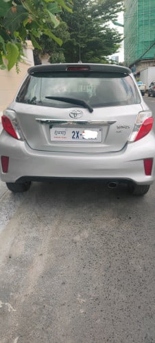 toyota yaris ឆ្នាំ 2012 ឆ្វេងហ្សីន
