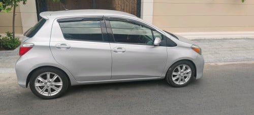 toyota yaris ឆ្នាំ 2012 ឆ្វេងហ្សីន