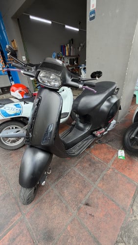 Vespa Sprint 024 150cc មានពន្ធកាតគ្រី មានជុចដូចរូប យកទៅតោនស្ងួនខ្លួនអែង តម្លៃ 2550$ លក់ខាតច្រើន