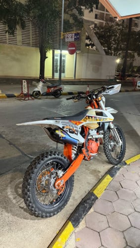 ចង់់លក់ដូសេរី