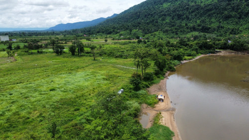 ដីជាប់ព្រែកធំ
