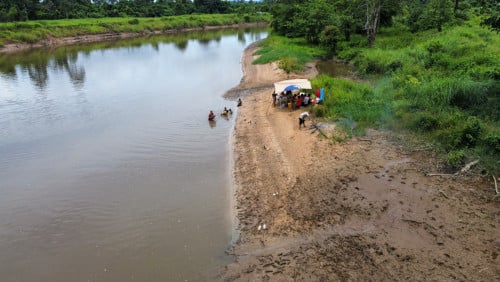 ដីជាប់ព្រែកធំ