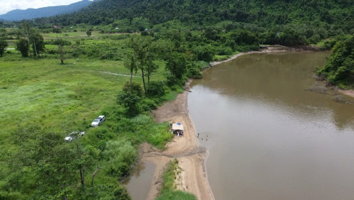 ដីជាប់ព្រែកធំ