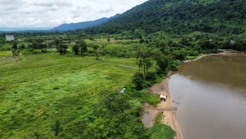 ដីជាប់ព្រែកធំ