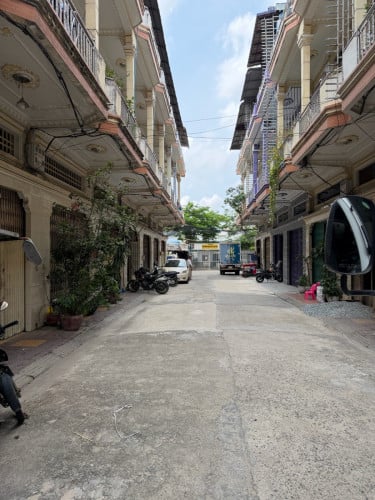 ផ្ទះ​ល្វែង​សម្រាប់​លក់​ នៅ​ម៉ុង​ឌីយ៉ាល់​ ក្រោយ​ហាង​នំប៉័ង​បាយ័ន​