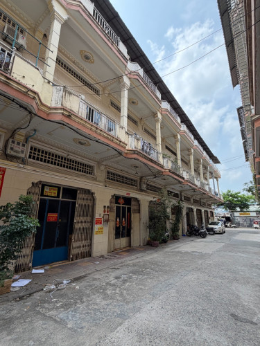 ផ្ទះ​ល្វែង​សម្រាប់​លក់​ នៅ​ម៉ុង​ឌីយ៉ាល់​ ក្រោយ​ហាង​នំប៉័ង​បាយ័ន​