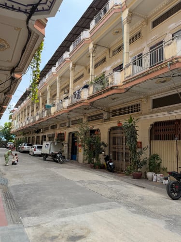 ផ្ទះ​ល្វែង​សម្រាប់​លក់​ នៅ​ម៉ុង​ឌីយ៉ាល់​ ក្រោយ​ហាង​នំប៉័ង​បាយ័ន​