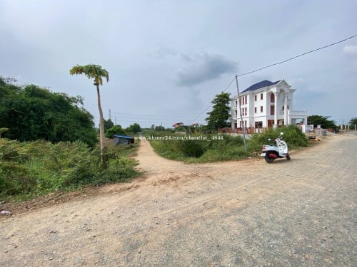 ដីជិតព្រលានថ្មី និងផ្លូវក្រវ៉ាត់ក្រុងទី៣