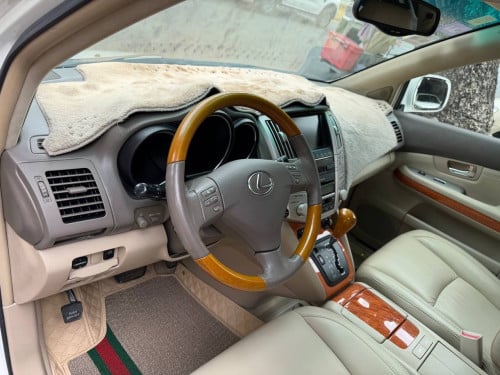 ឆ្នាំ​07​ Full​ option​ ក្នុងលឿង ម្ចាស់ដេីម​ផ្ទាល់​ ​ធានាឡានស្អាតអត់បុកប៉ះអត់ច្រេសស្រុីនជុំ​100%