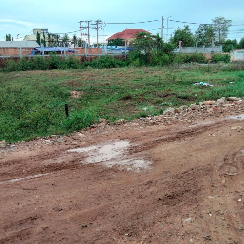 ដីលក់មានពីរទំហំ10mx40mនិង15mx40mនៅក្រោយផ្សារលេីក្រុងសៀមរាប