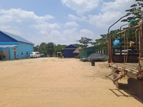 កំពង់ស្ពឺ ផ្ទះនិងបន្ទប់ជួលលក់ ផ្លូវ 44 គីឡូ23 ទល់មុខរោងចក្រ