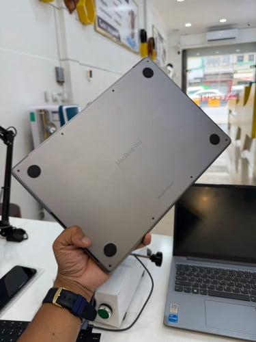 👉Macbook Pro M2  🔖តម្លៃ:9xx$ •CPU  M2 chip•RAM 16GB•SSD 512GB 14”