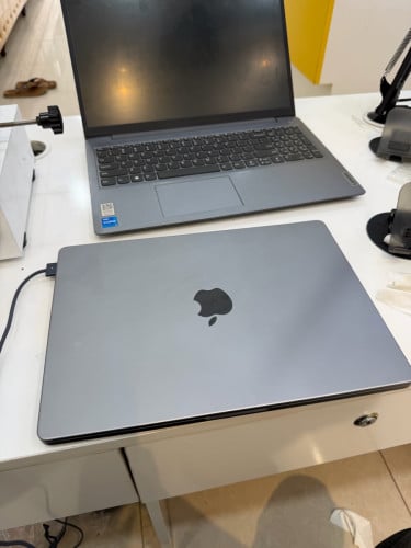 👉Macbook Pro M2  🔖តម្លៃ:9xx$ •CPU  M2 chip•RAM 16GB•SSD 512GB 14”