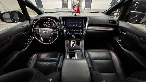 Toyota Alphard hybridមួយទឹកស្លាកលេខ