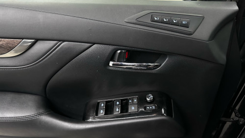 Toyota Alphard hybridមួយទឹកស្លាកលេខ