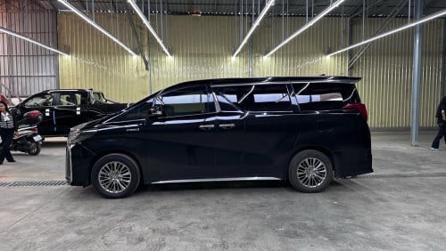 Toyota Alphard hybridមួយទឹកស្លាកលេខ