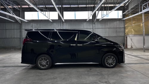 Toyota Alphard hybridមួយទឹកស្លាកលេខ