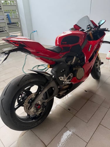 Ducati V4s full tax