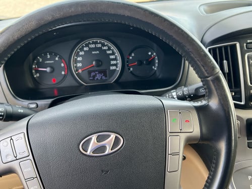 H1 Hyundai year 2016 ឡាននៅថ្មីណាស់27230kmគីឡូតិចណាស់