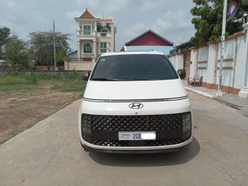 Hyundai STARIA Lounge 9 seats