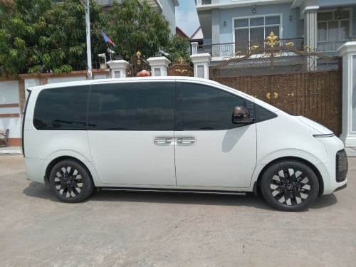 Hyundai STARIA Lounge 9 seats