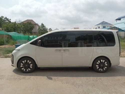 Hyundai STARIA Lounge 9 seats
