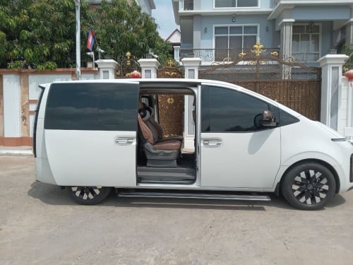 Hyundai STARIA Lounge 9 seats