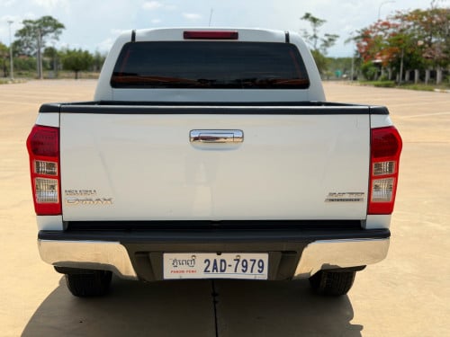 ISUZU D’MAX FULL 2013 អូតូកាពីតាស់ ឆ្វេងសុីន
