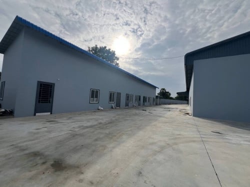 Land for sale.ឃ្លាំងនេះរៀបចំរួចរាល់ស្អាត មានទាំងការិយាល័យ