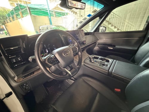 Lexus LM350