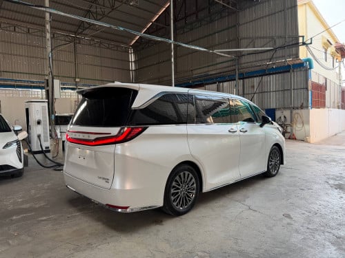 Lexus LM350